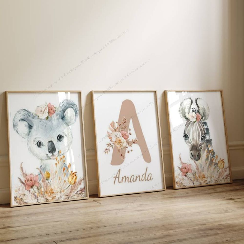 Décoration chambre bébé fille coloris beige . Illustration animaux et initiale et prénom personnalisé