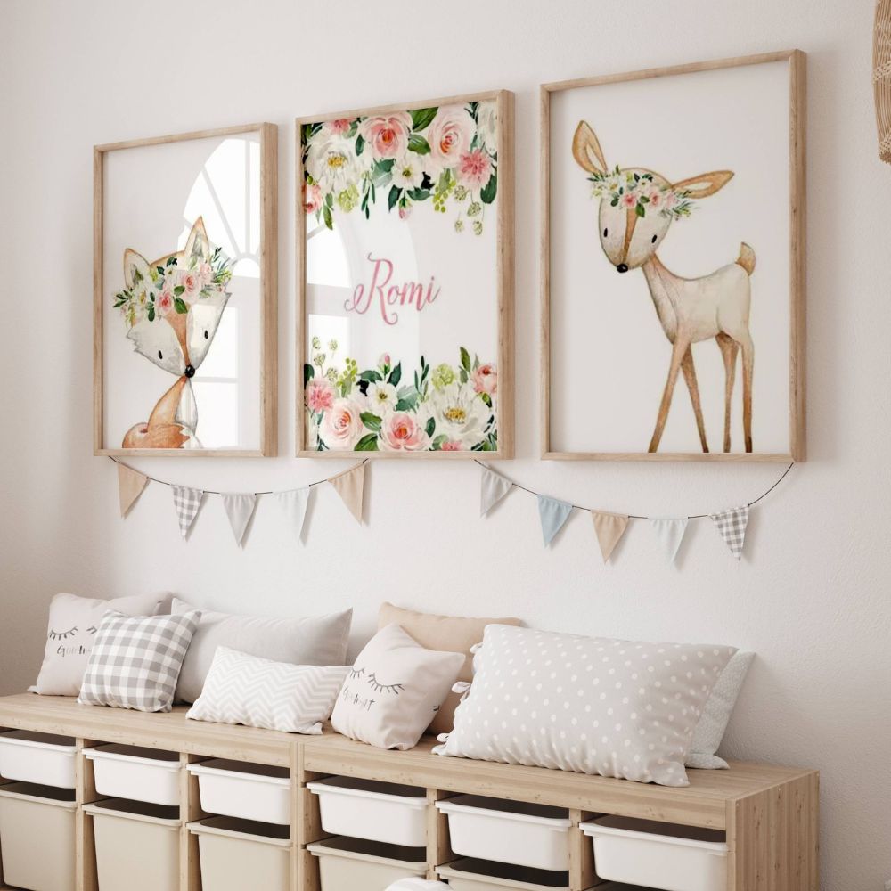 chambre d'enfant avec 2 affiches animaux de la foret et une affiche avec un prénom et des fleurs