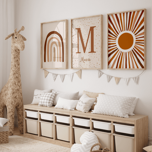 Chambre d'enfant avec 3 affiches terracotta, un soleil, un arc en ciel et un prénom  