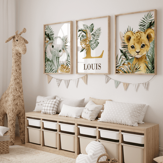 decoration murale, une affiche elephant, une lion et une personnalise avec initiale et prenom. theme de la savane, feuillages touches d'or