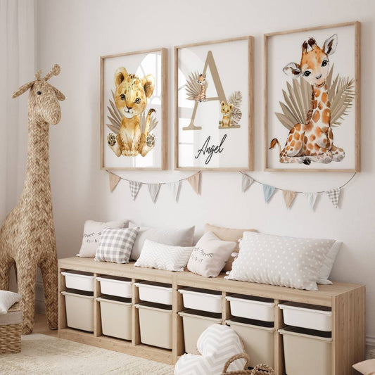 une chambre enfant avec 3 affiches au mur sur le thème de la savane 
