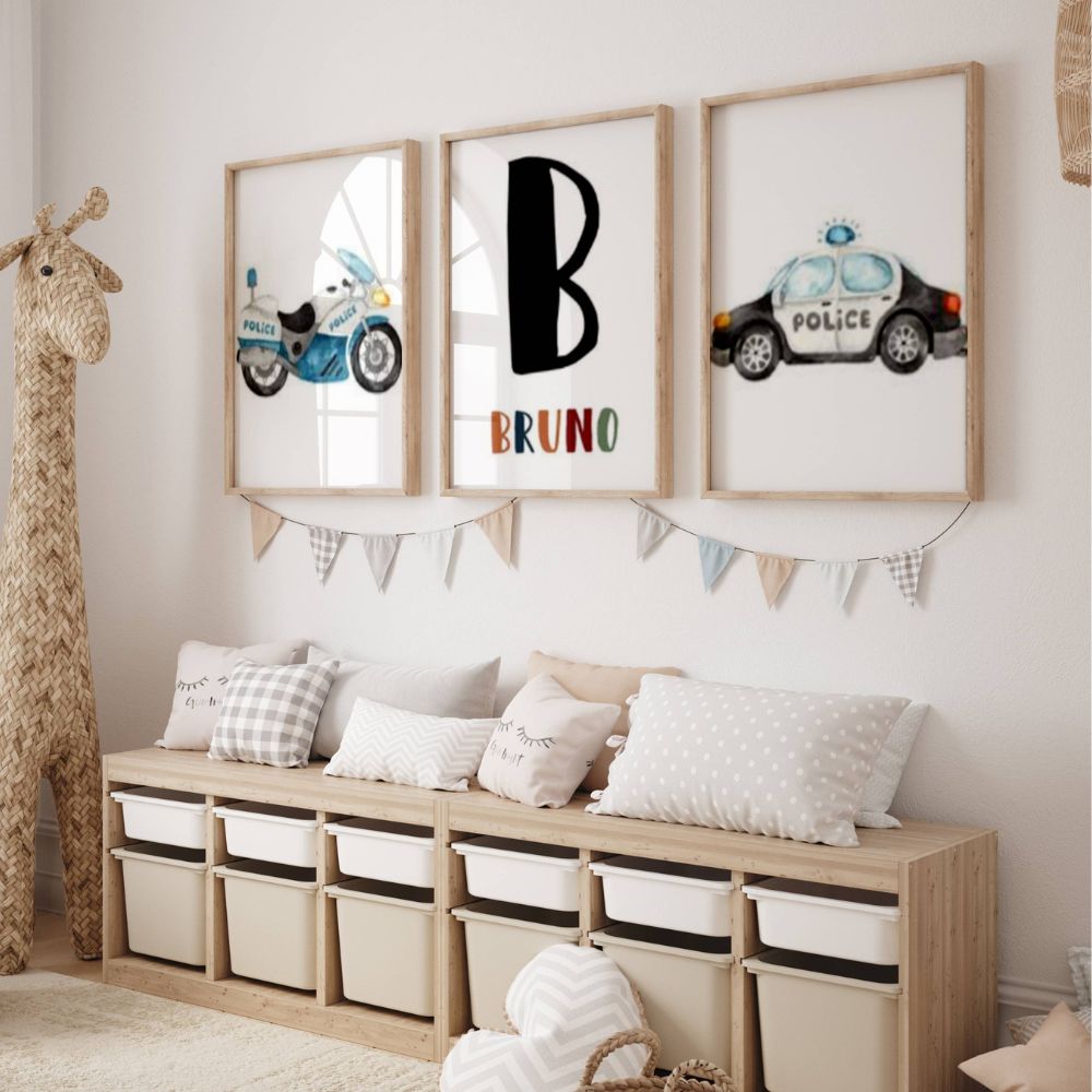 Affiche murale représentant une voiture de police, une moto de police et une affiche avec une initiale et un prénom