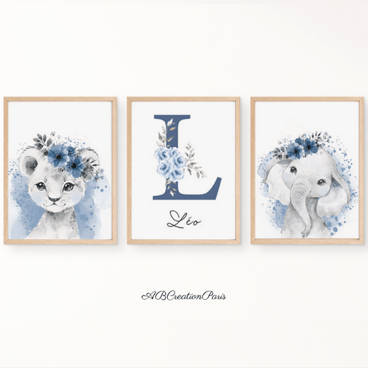 trio d'affiche reprensentant un lion, un elephant et l'initiale + prenom de l'enfant. Fond bleu et couronne de fleur bleu