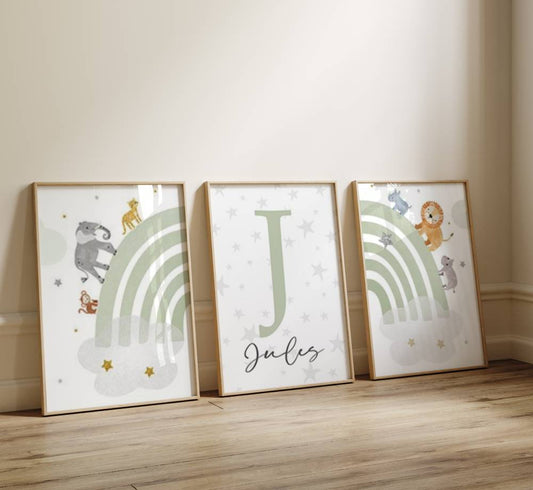 affiche chambre bébé garcon arc en ciel et animaux de la jungle. Affiche personnalisée avec initiale et prénom 