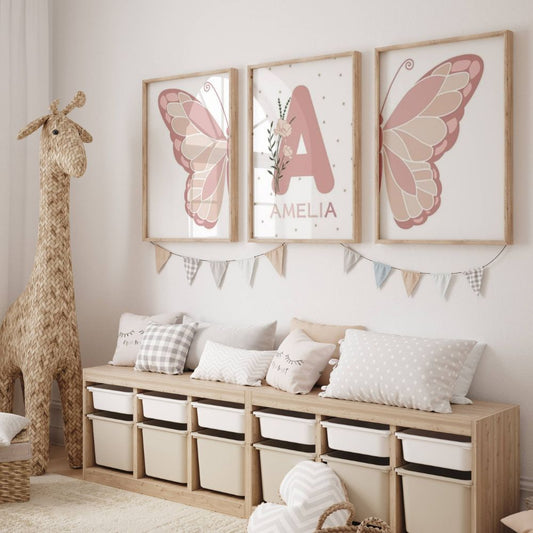 affiche murale chambre fille.  2 affiches representant les ailes d'un papillons et une affiche avec l'initiale et le prénom 