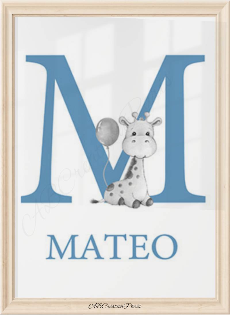 affiche initiale et prénom personnalisé avec une petite girafe en noir et blanc