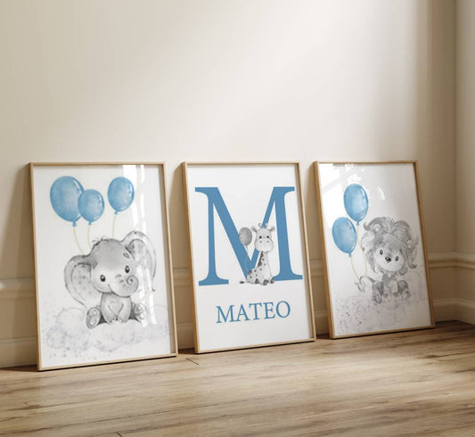décoration murale chambre bébé avec des animaux en noir et blanc et des ballons bleu. Au centre, une affiche avec une initiale, une petite girafe et le prénom 