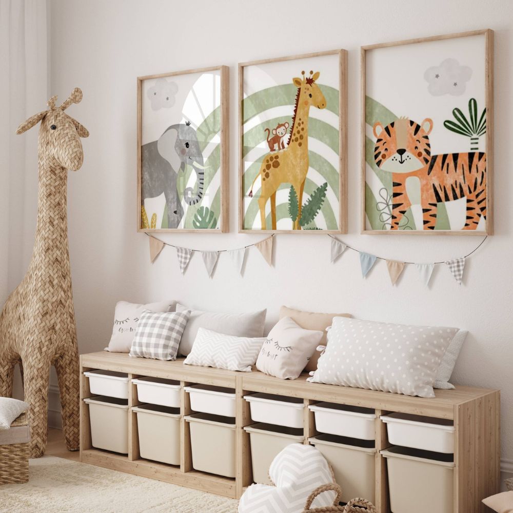 ensemble de 3 d'affiches representant un elephant, une girafe, un lion et un petit singe. le tout avec un arc en ciel vert en arrière plan 