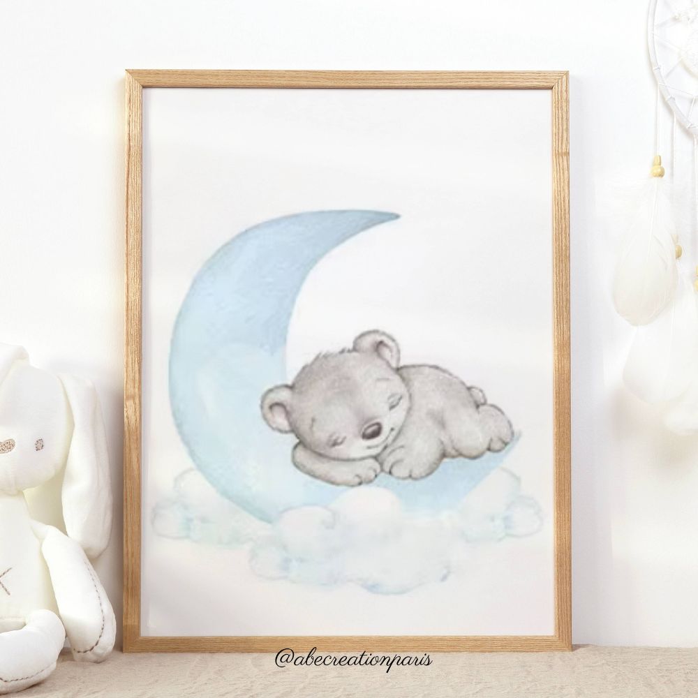 Toile murale encadrée représentant un petit ours endormi sur une lune bleu