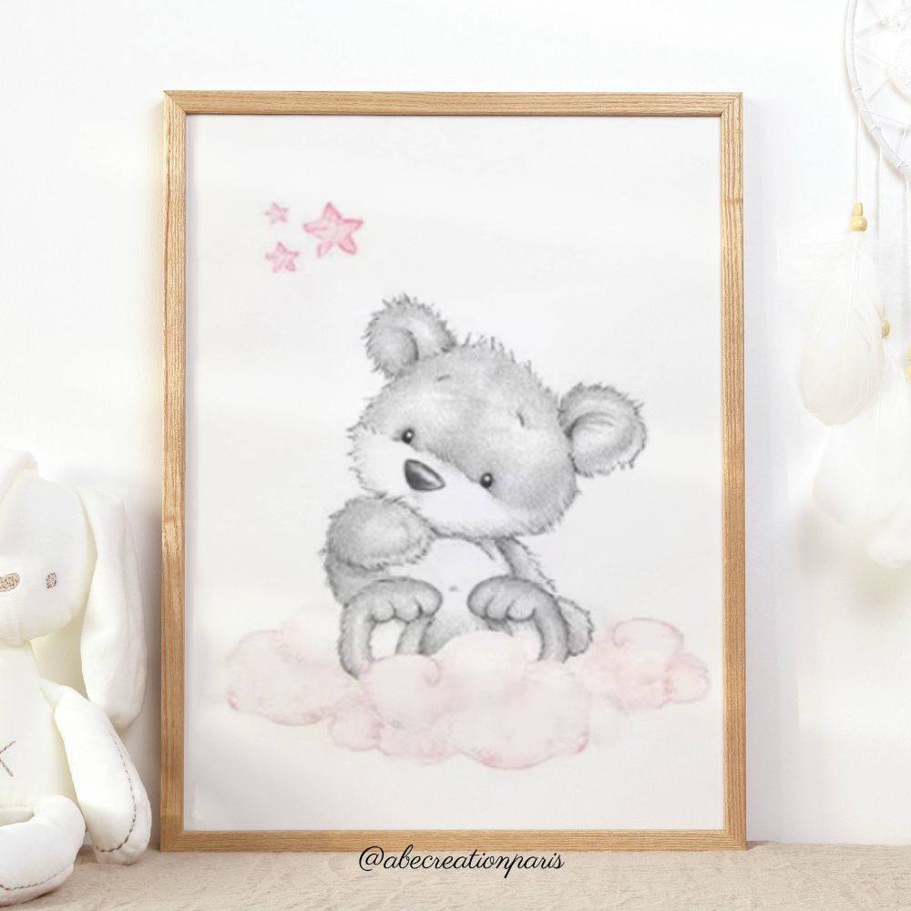 affiche murale représentant un petit ours sur un nuage pastelle rose