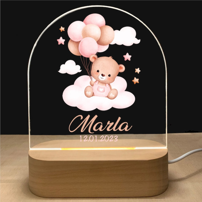 veilleuse bébé personnalisé avec le prénom et date de naissance motif ourson sur un nuage tenant des ballons couleur rose